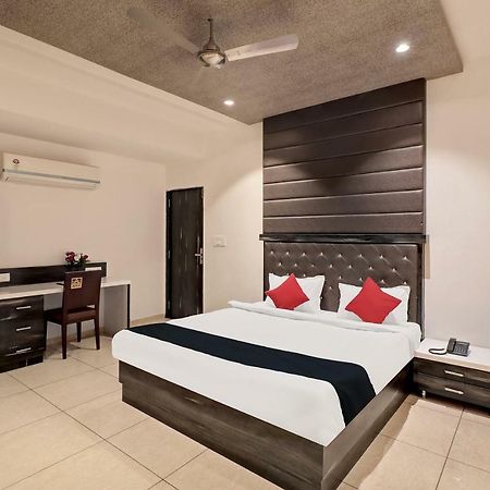 Dev Motel And Banquet Nadiād Екстериор снимка