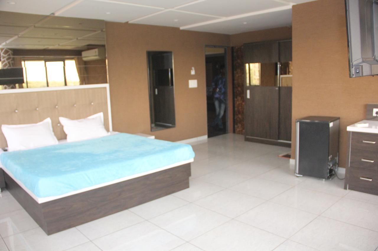 Dev Motel And Banquet Nadiād Екстериор снимка