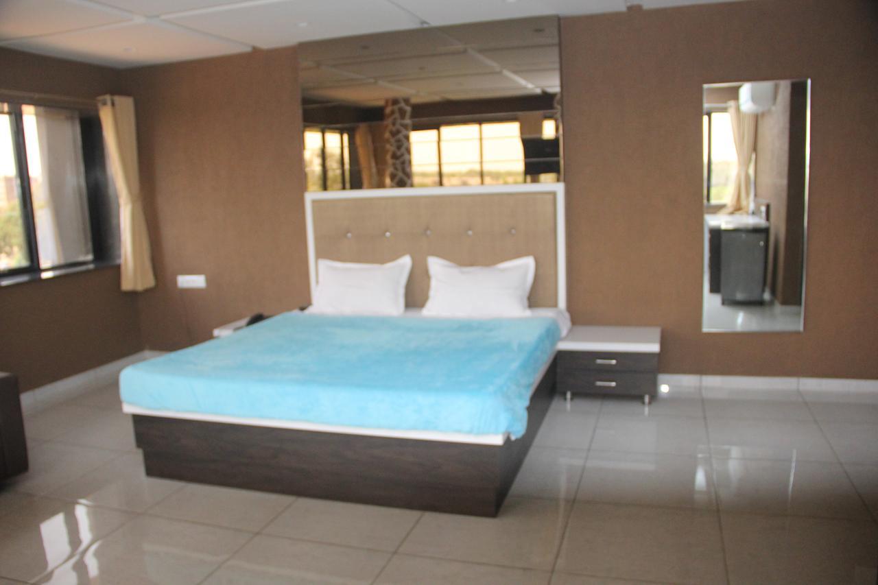 Dev Motel And Banquet Nadiād Екстериор снимка
