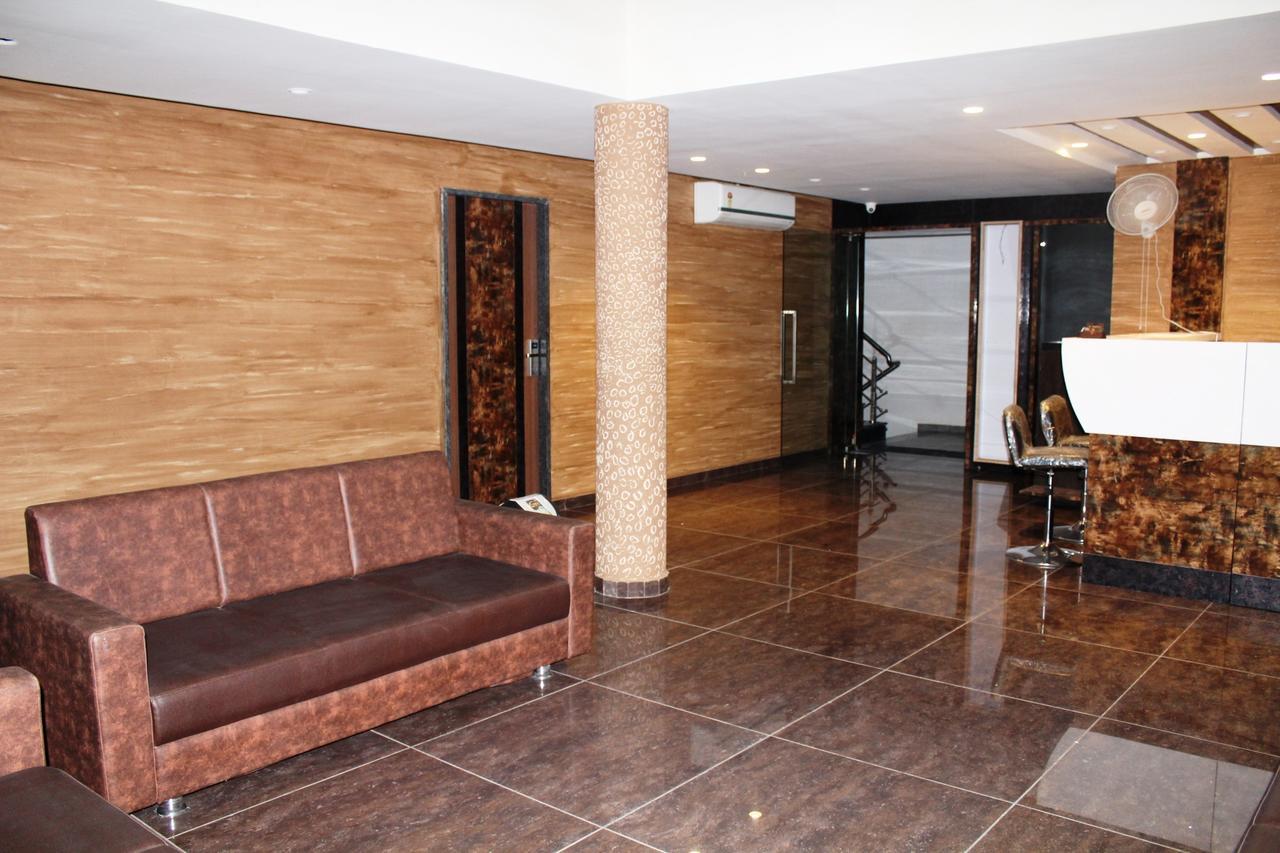 Dev Motel And Banquet Nadiād Екстериор снимка