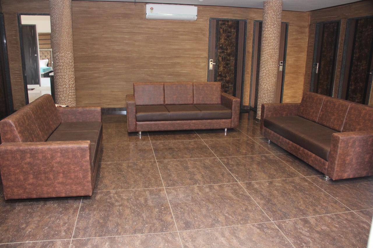 Dev Motel And Banquet Nadiād Екстериор снимка