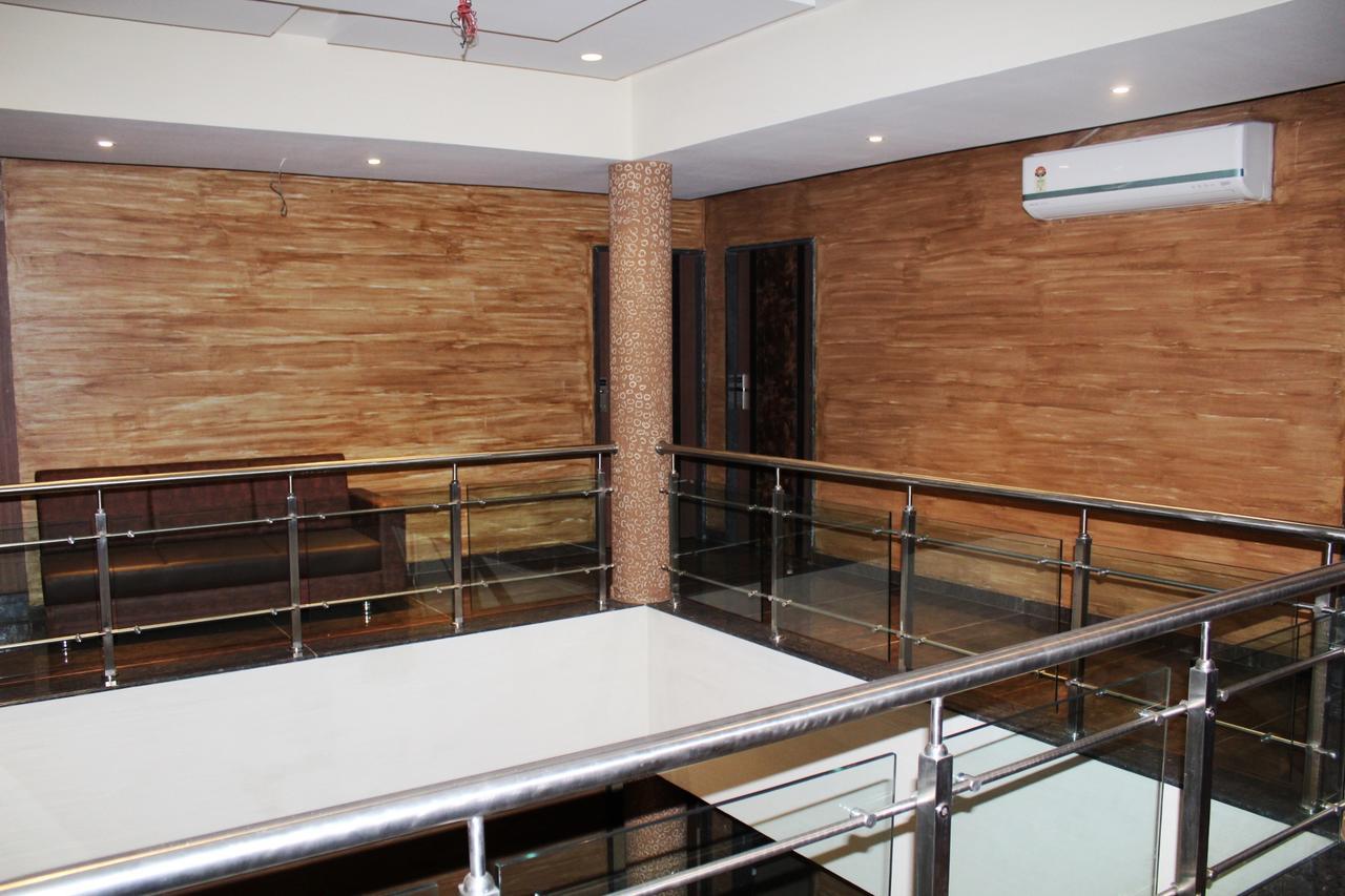 Dev Motel And Banquet Nadiād Екстериор снимка