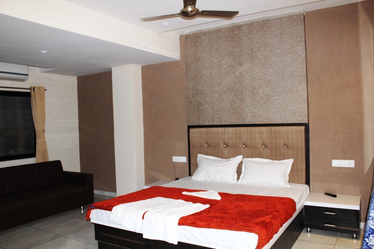Dev Motel And Banquet Nadiād Екстериор снимка