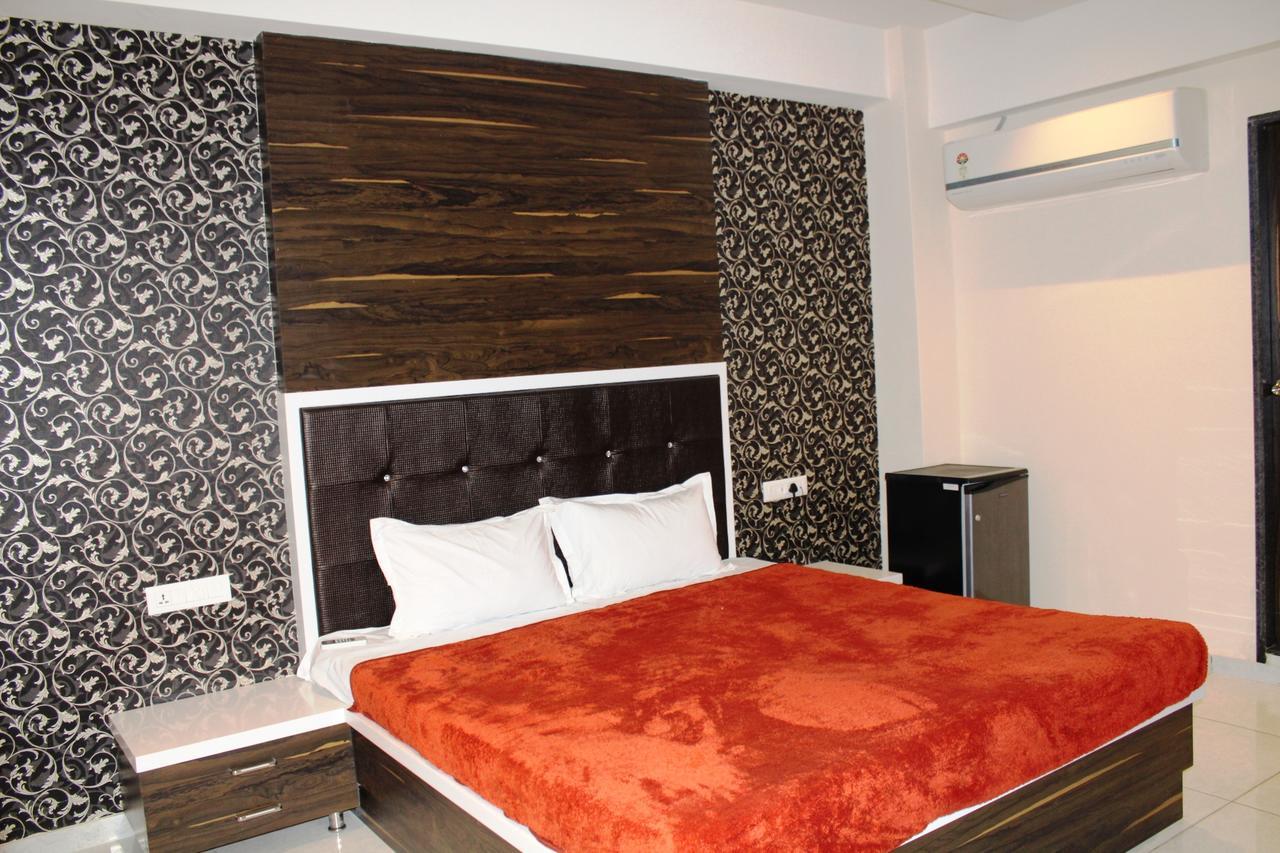 Dev Motel And Banquet Nadiād Екстериор снимка