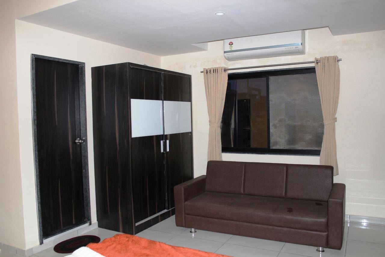 Dev Motel And Banquet Nadiād Екстериор снимка