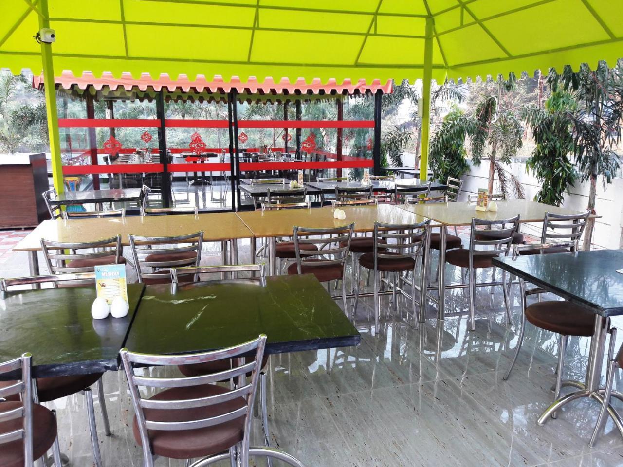 Dev Motel And Banquet Nadiād Екстериор снимка