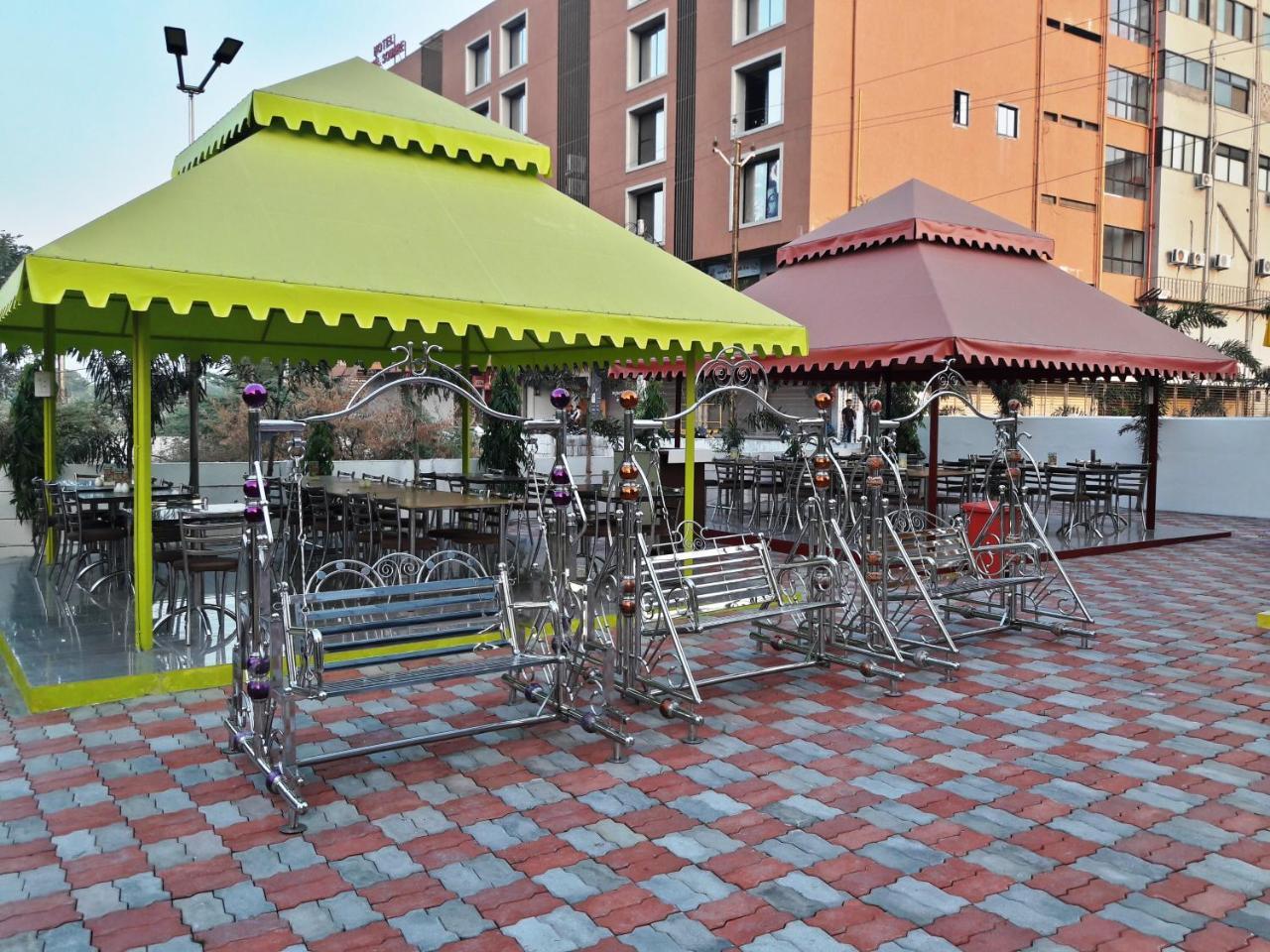Dev Motel And Banquet Nadiād Екстериор снимка
