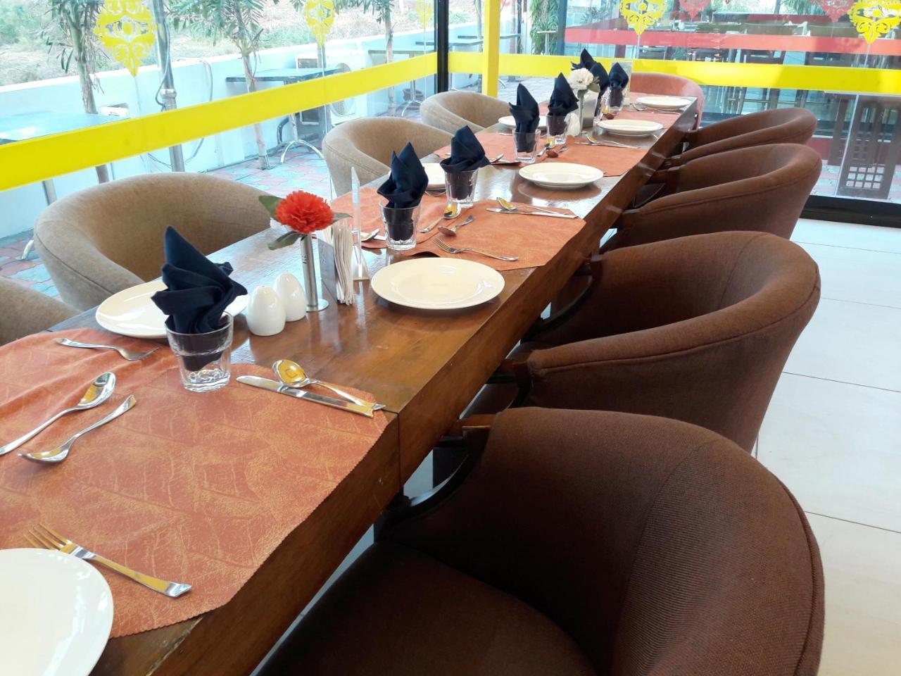 Dev Motel And Banquet Nadiād Екстериор снимка