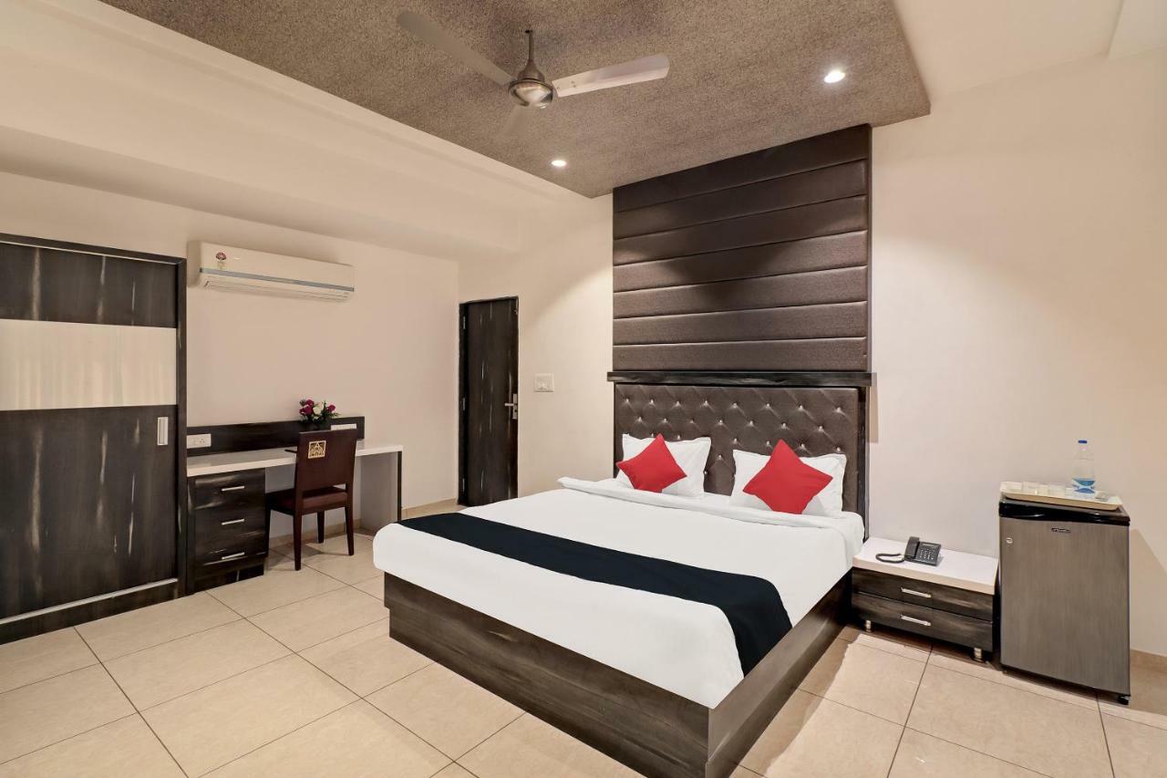 Dev Motel And Banquet Nadiād Екстериор снимка