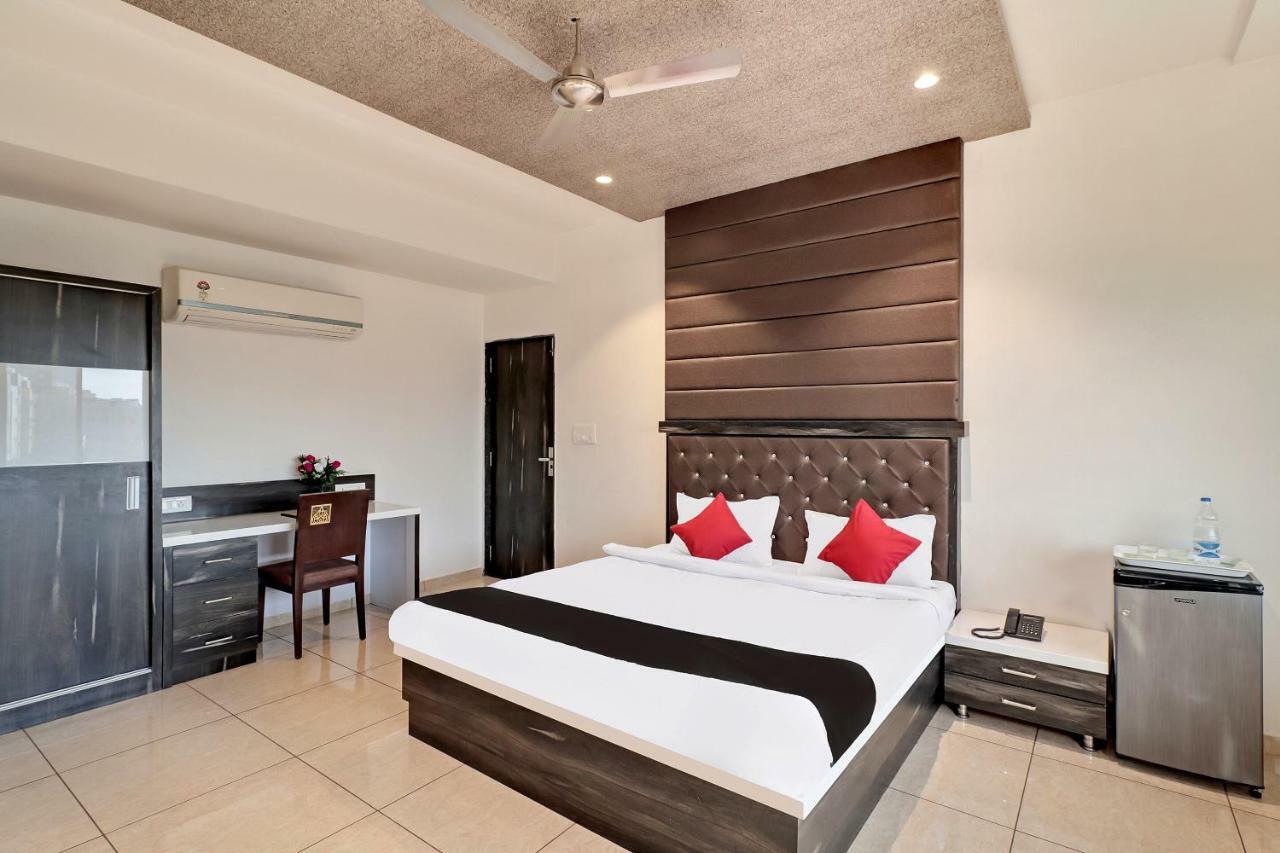Dev Motel And Banquet Nadiād Екстериор снимка